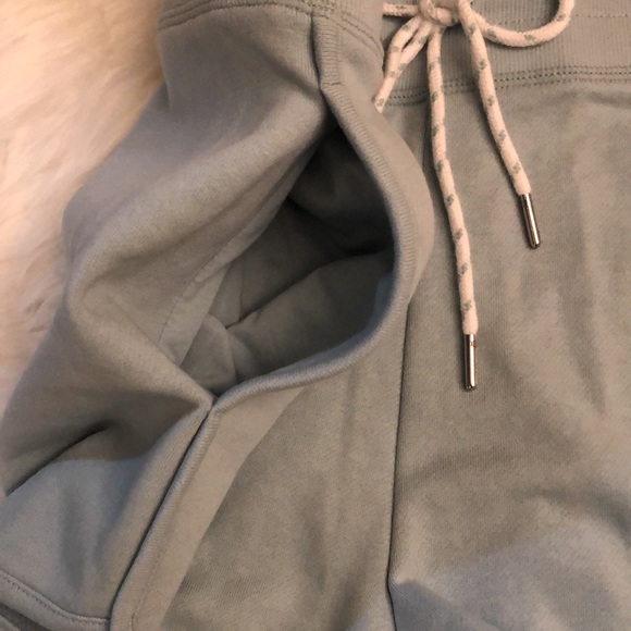 NWT Women Reebok Relaxed Shorts in XL - 2 Pockets - Grey Mist Color - Picture 6 of 9